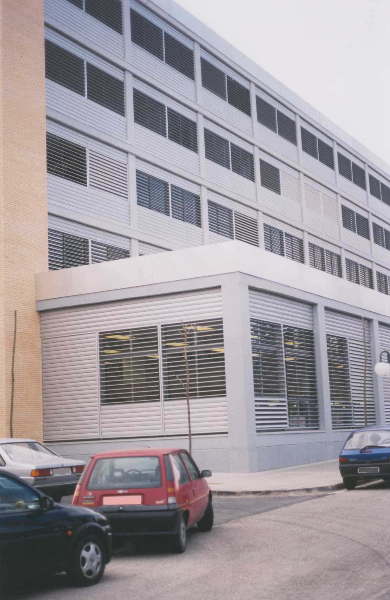 Celosías orientables Umbelco UPO-150 y revestimiento de fachadas Umbelco UPR-150 en 1996