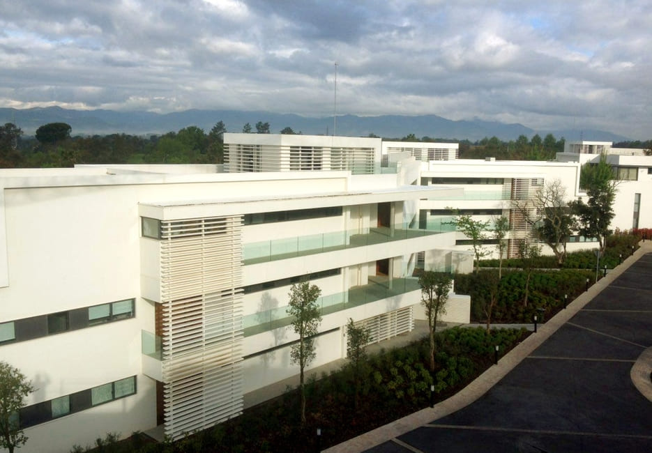 Un detalle adicional de edificio en el que se ven las fases previas y la proporción de las lamas