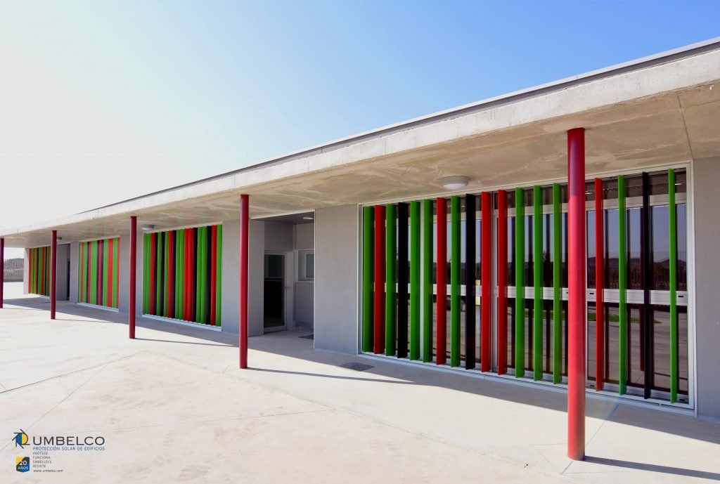 Celosías orientables de aluminio en colores para colegios.jpg