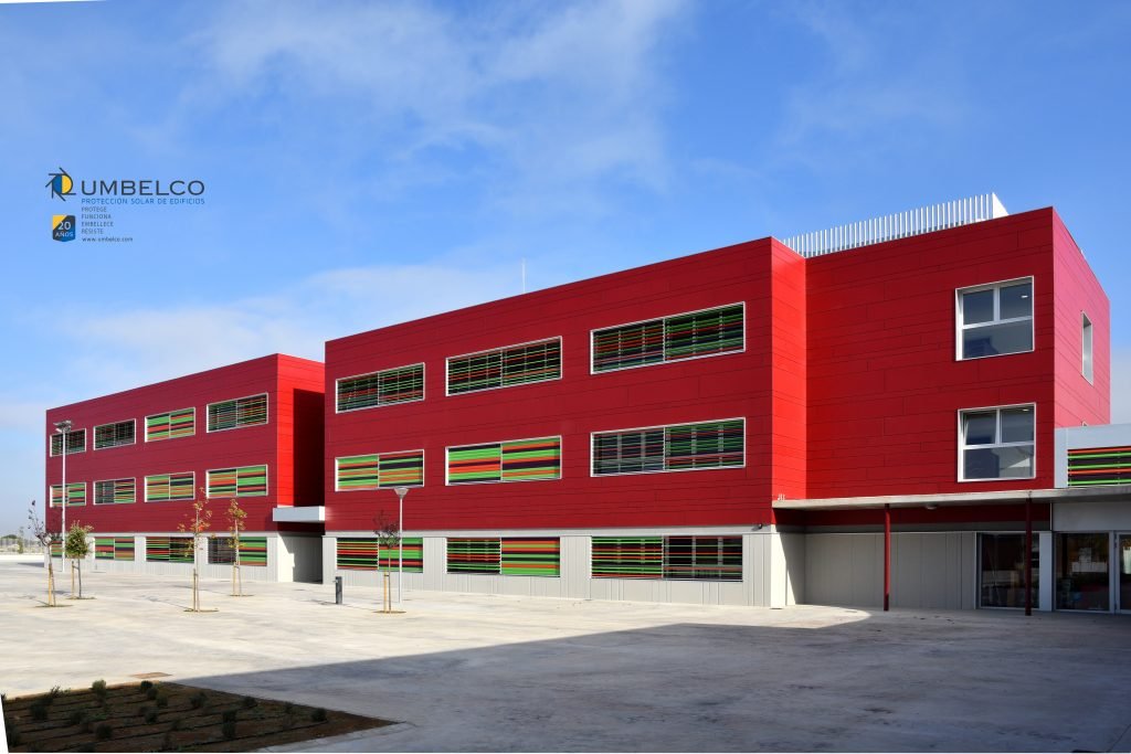 lamas de aluminio de colores en el colegio Zaragoza sur