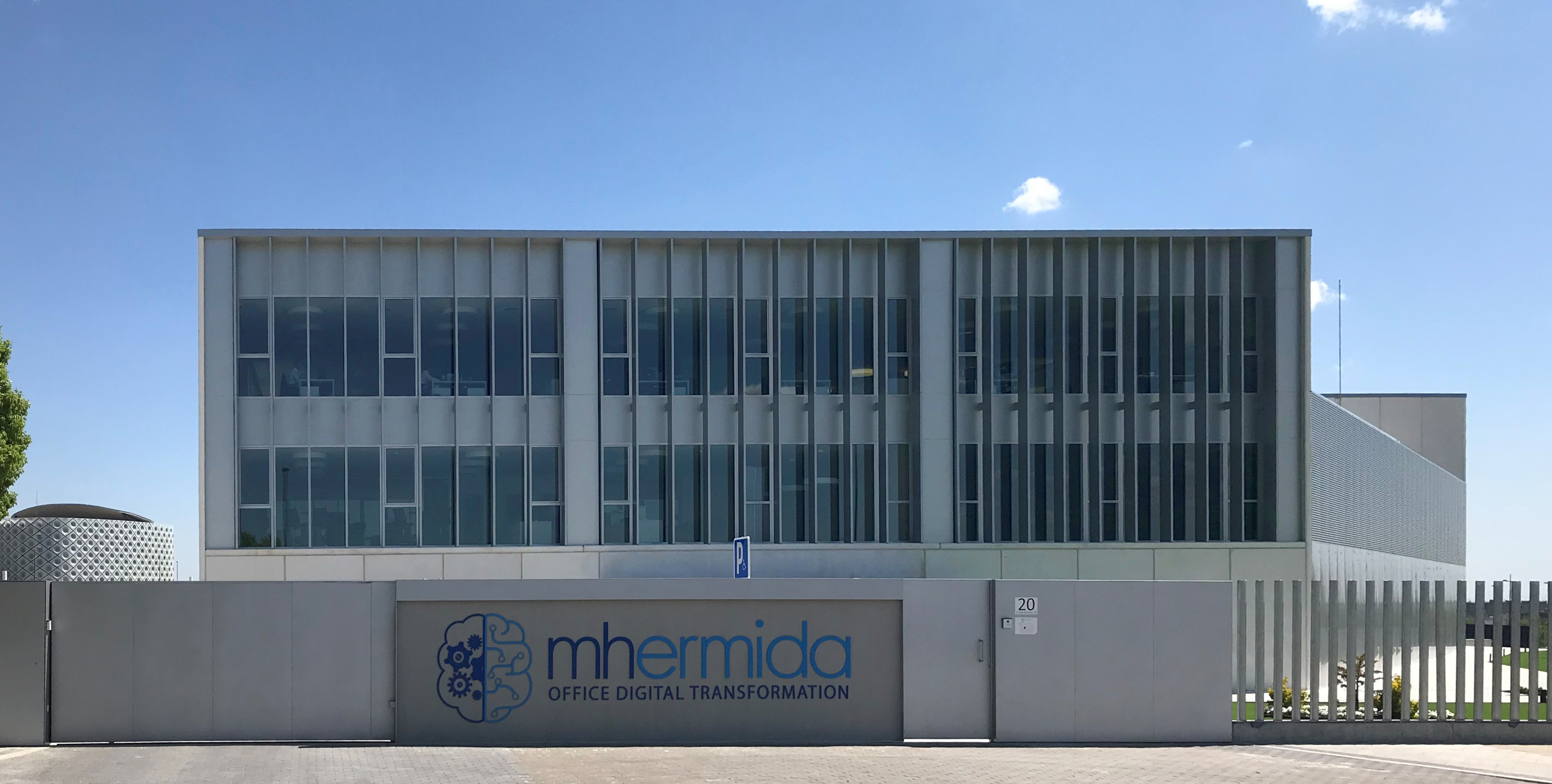 Fachada principal nave M. Hermida Informática S.A.