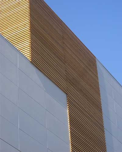 celosias de lamas de madera fachada edificio