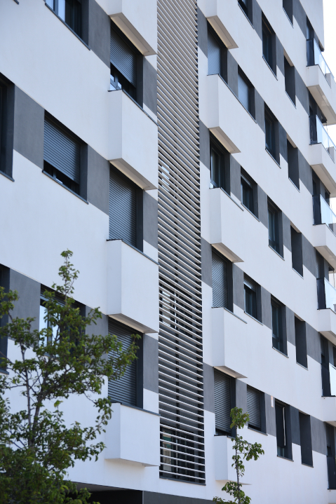 Montaje de marcos fijos fabricados en aluminio y celosia- rombo de pvc  blanco, que le permiten salvagu…