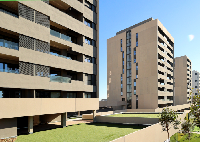 Celosías tubulares fijas Umbelco UPF-35 para conjunto residencial en El Cañaveral (Madrid)